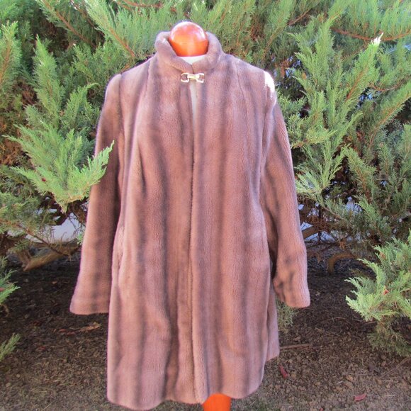 VINTAGE COAT, M-L, BROWN FAUX FUR w GOLDEN CLASP,  COZY & WARM w LOVELY LINING - Picture 4 of 7